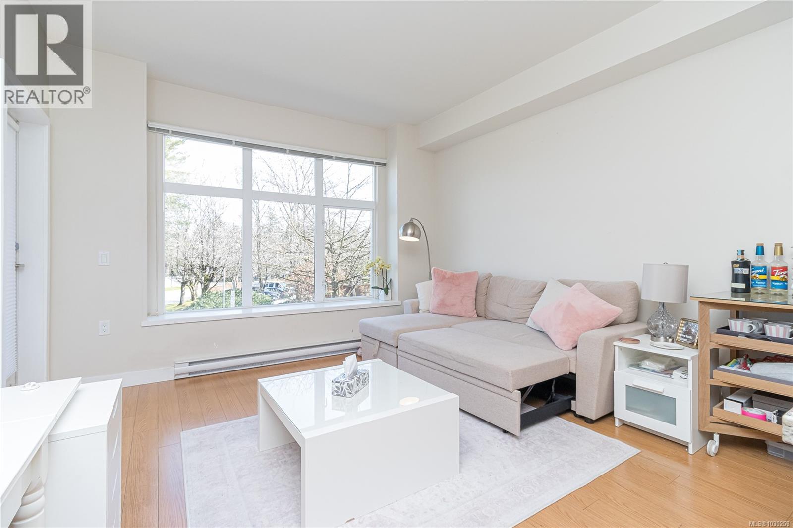 201 4030 Borden Street, Saanich