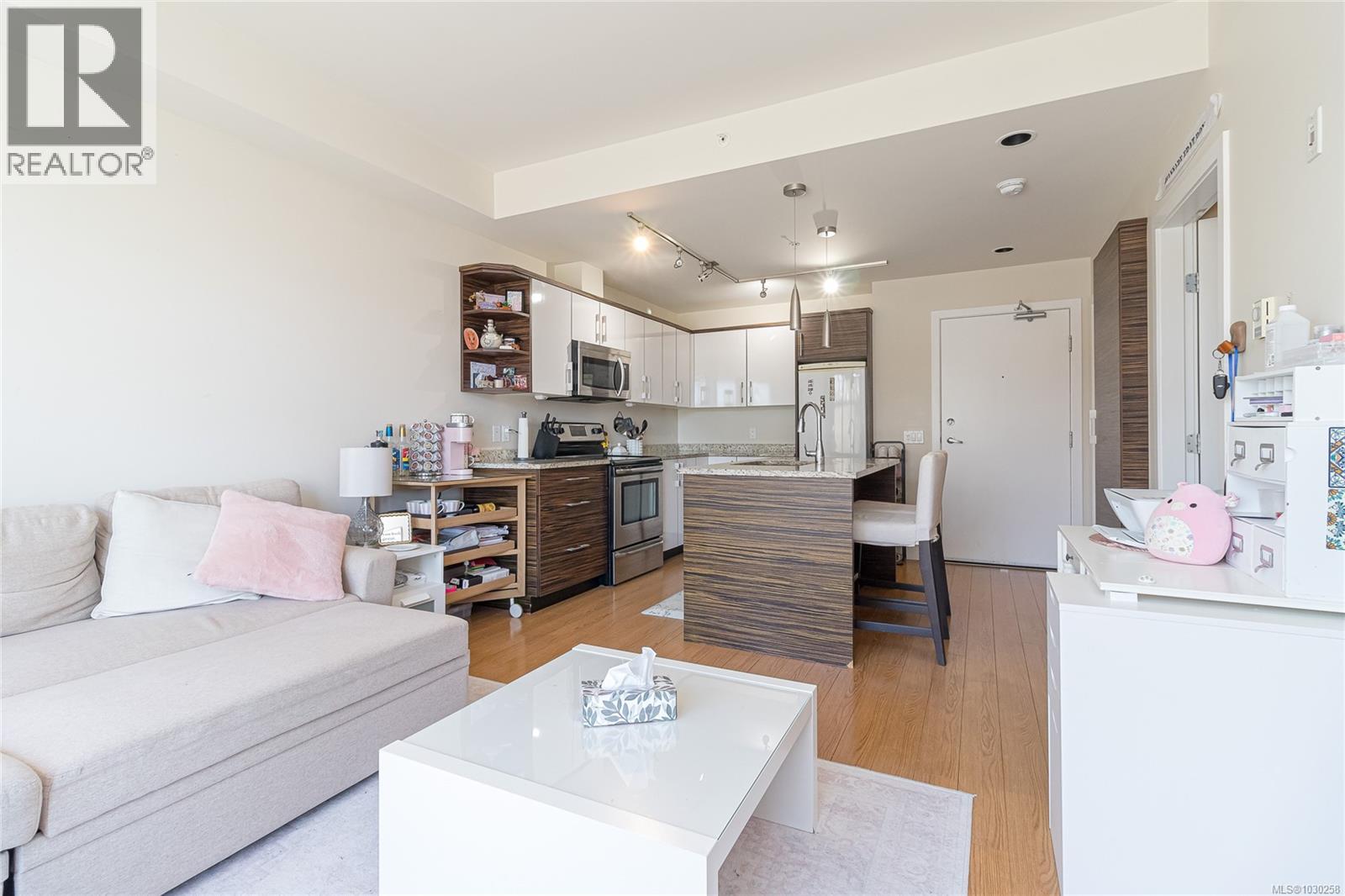 201 4030 Borden Street, Saanich