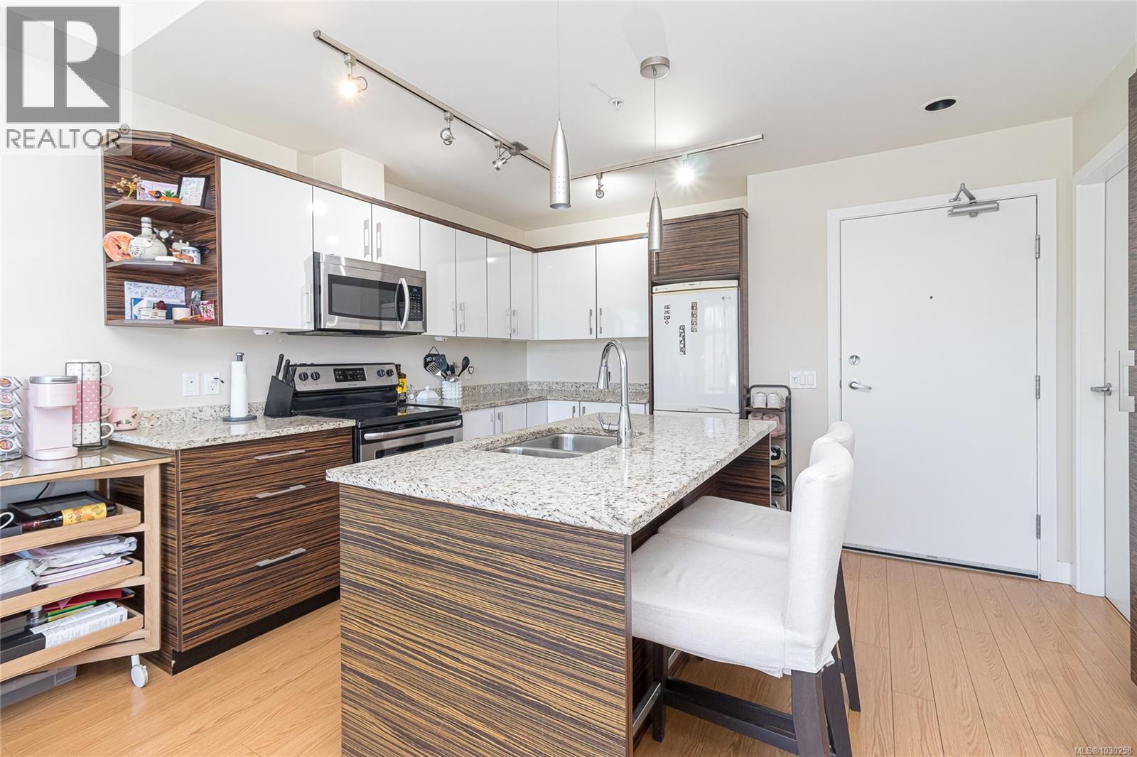 201 4030 Borden Street, Saanich