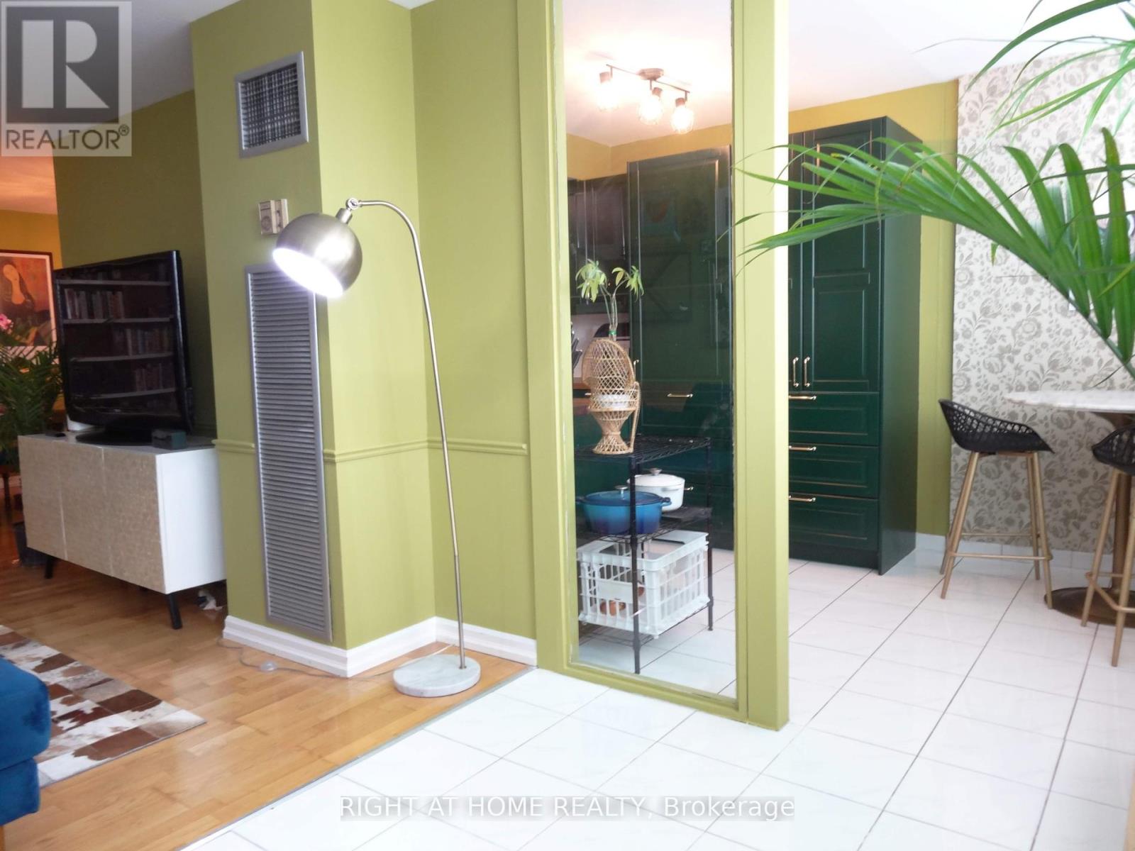 #704 80 ANTIBES DRIVE - 17