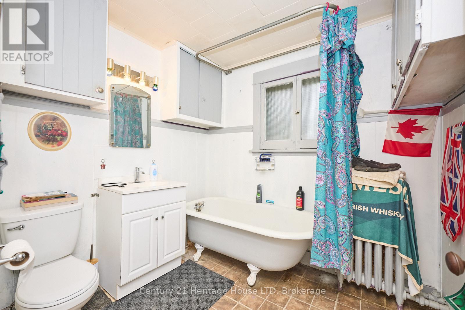 Upper level 3 pc bathroom