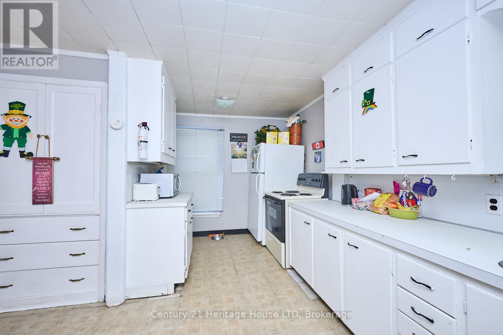 Eat-in kitchen with lots of counter space