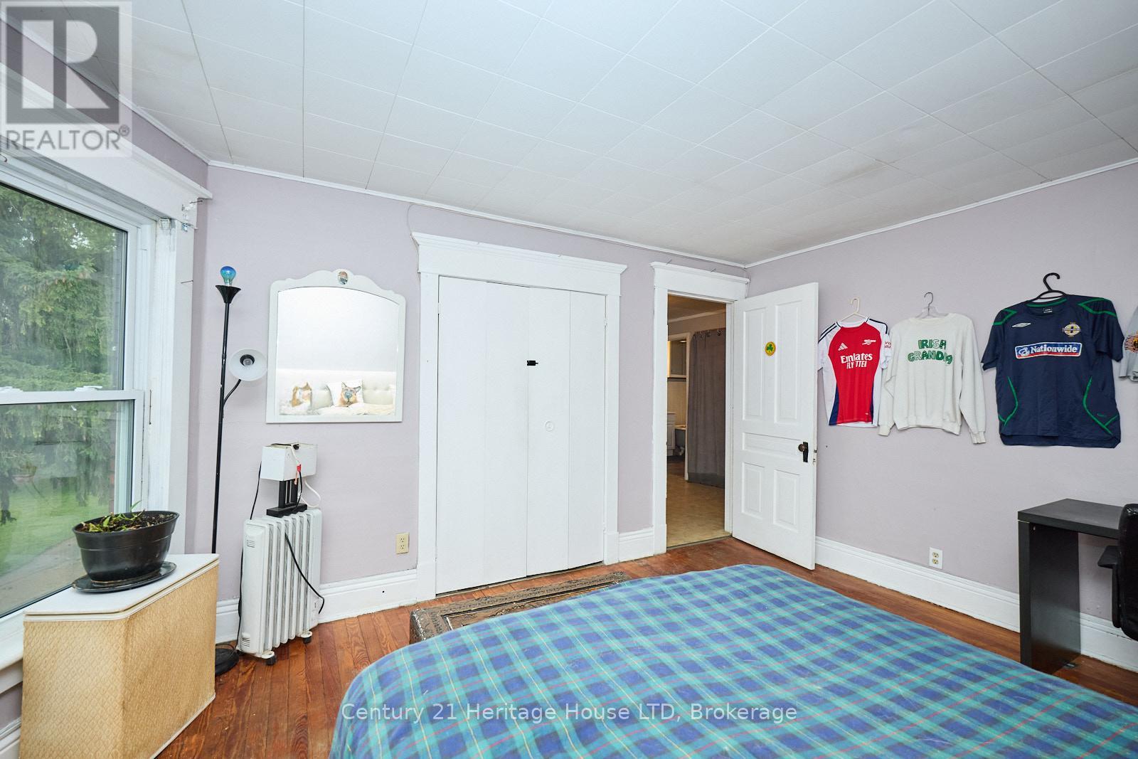 Good sized bedroom layout