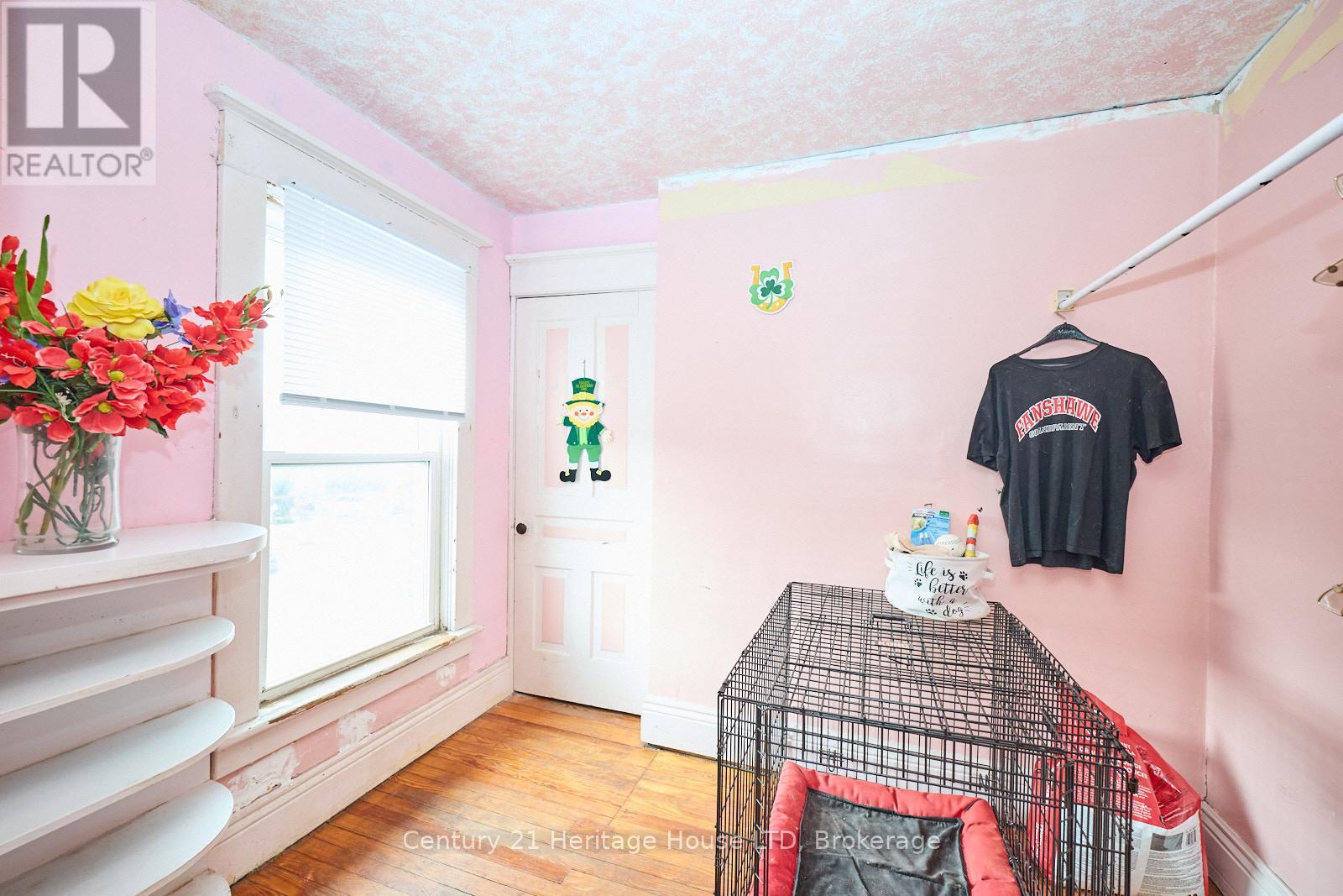 Second upper bedroom