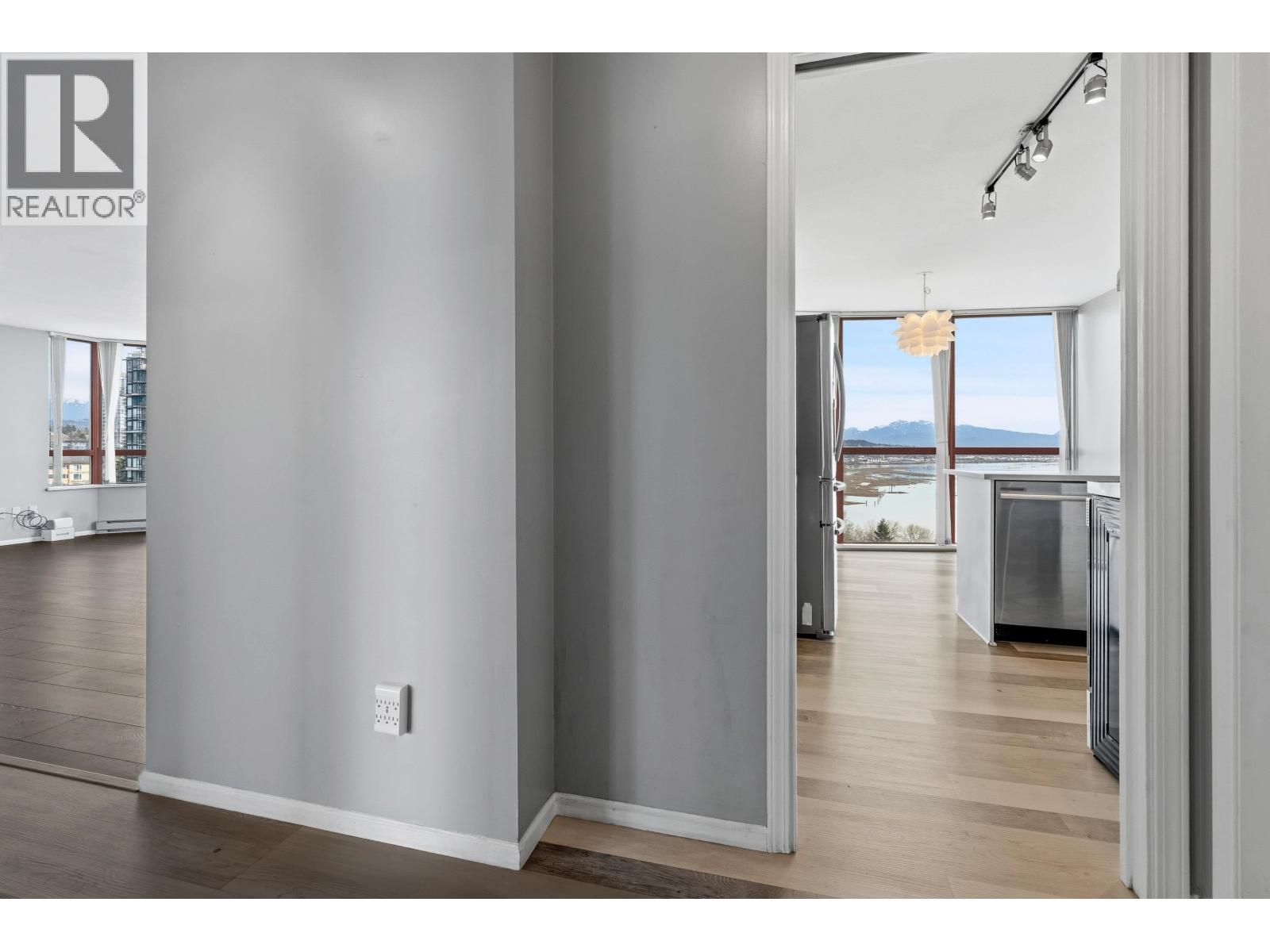 901 38 LEOPOLD PLACE, New Westminster