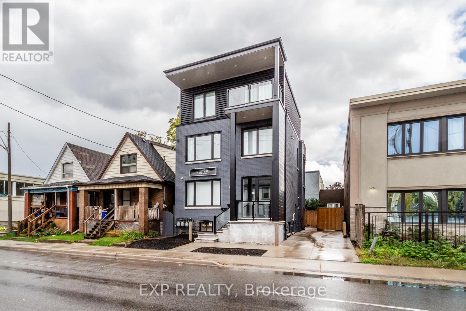 2 - 144 WELLINGTON STREET N