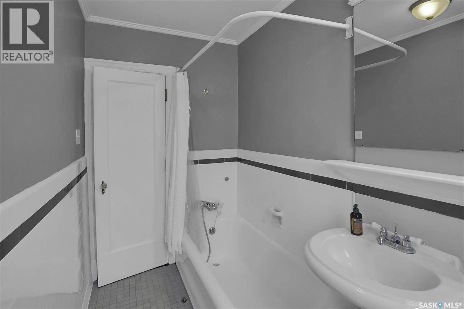 #209 2305 Victoria AVENUE - 31