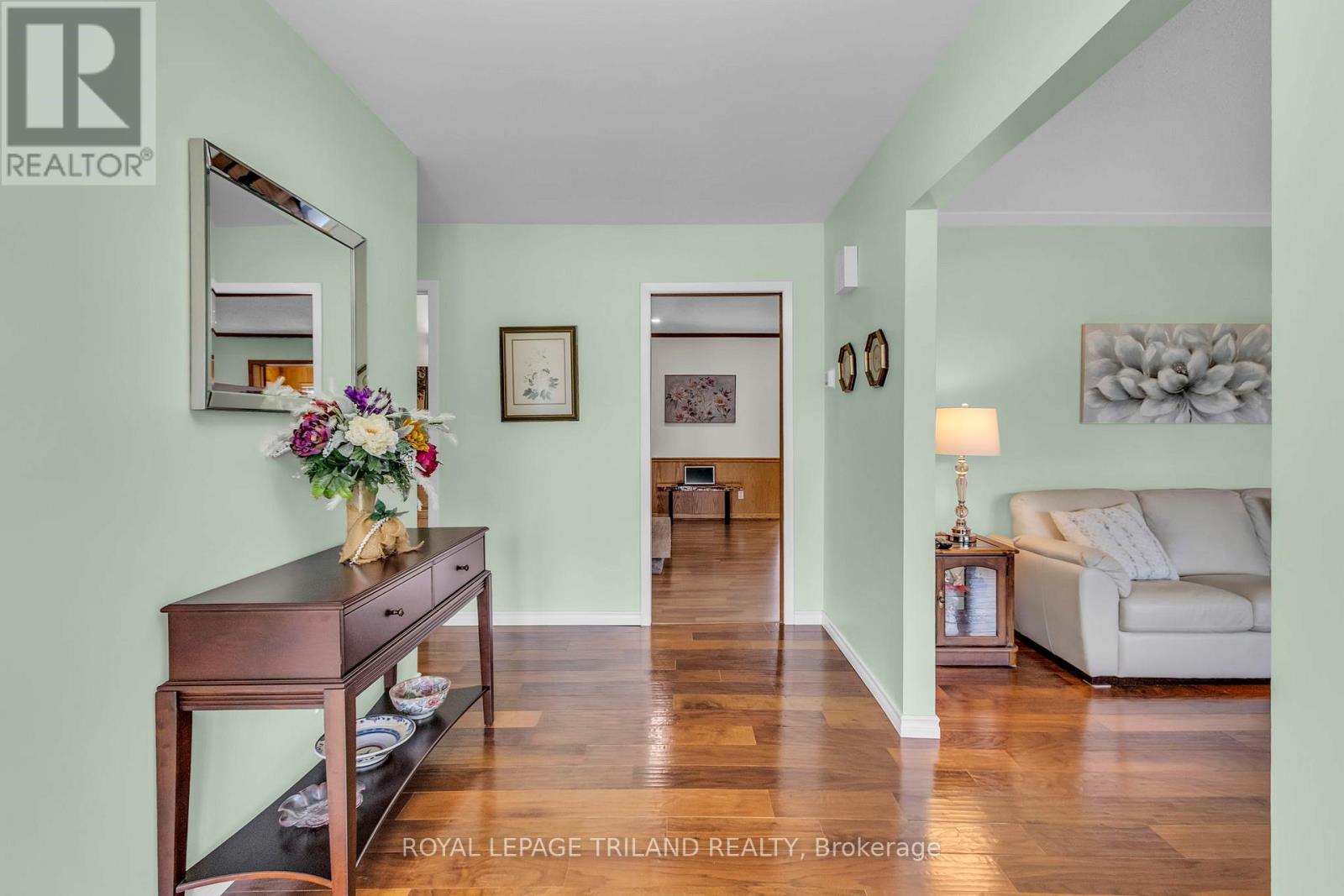 Single Family House Bungalow for Sale in  STATION STREET North Middlesex (Parkhill) 