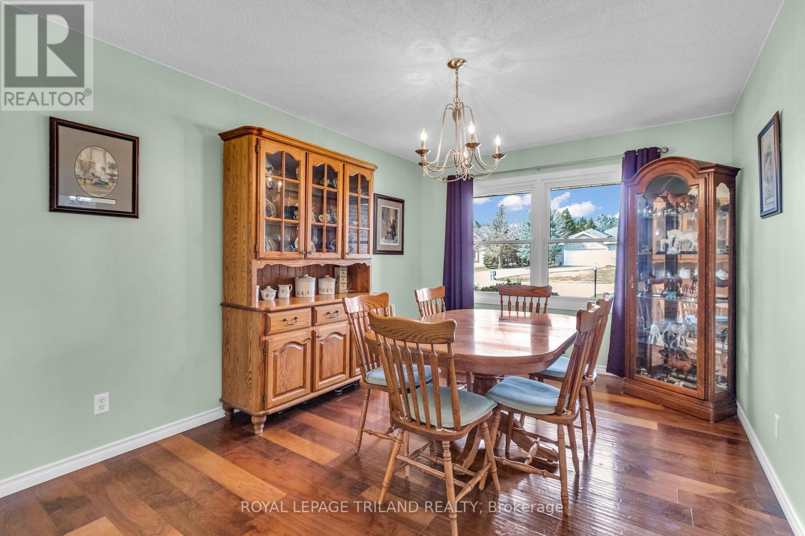 Single Family House Bungalow for Sale in  STATION STREET North Middlesex (Parkhill) 