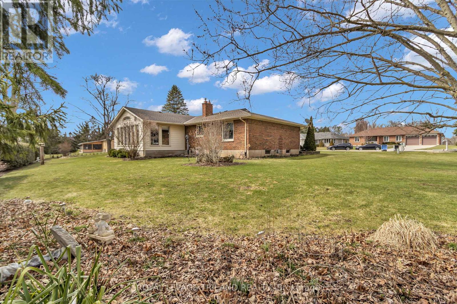 Single Family House Bungalow for Sale in  STATION STREET North Middlesex (Parkhill) 