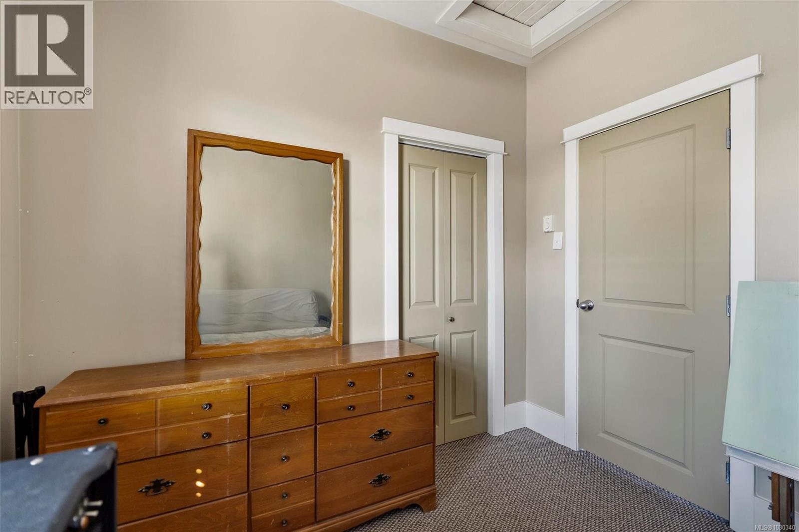 989 DUNSMUIR RD - 16