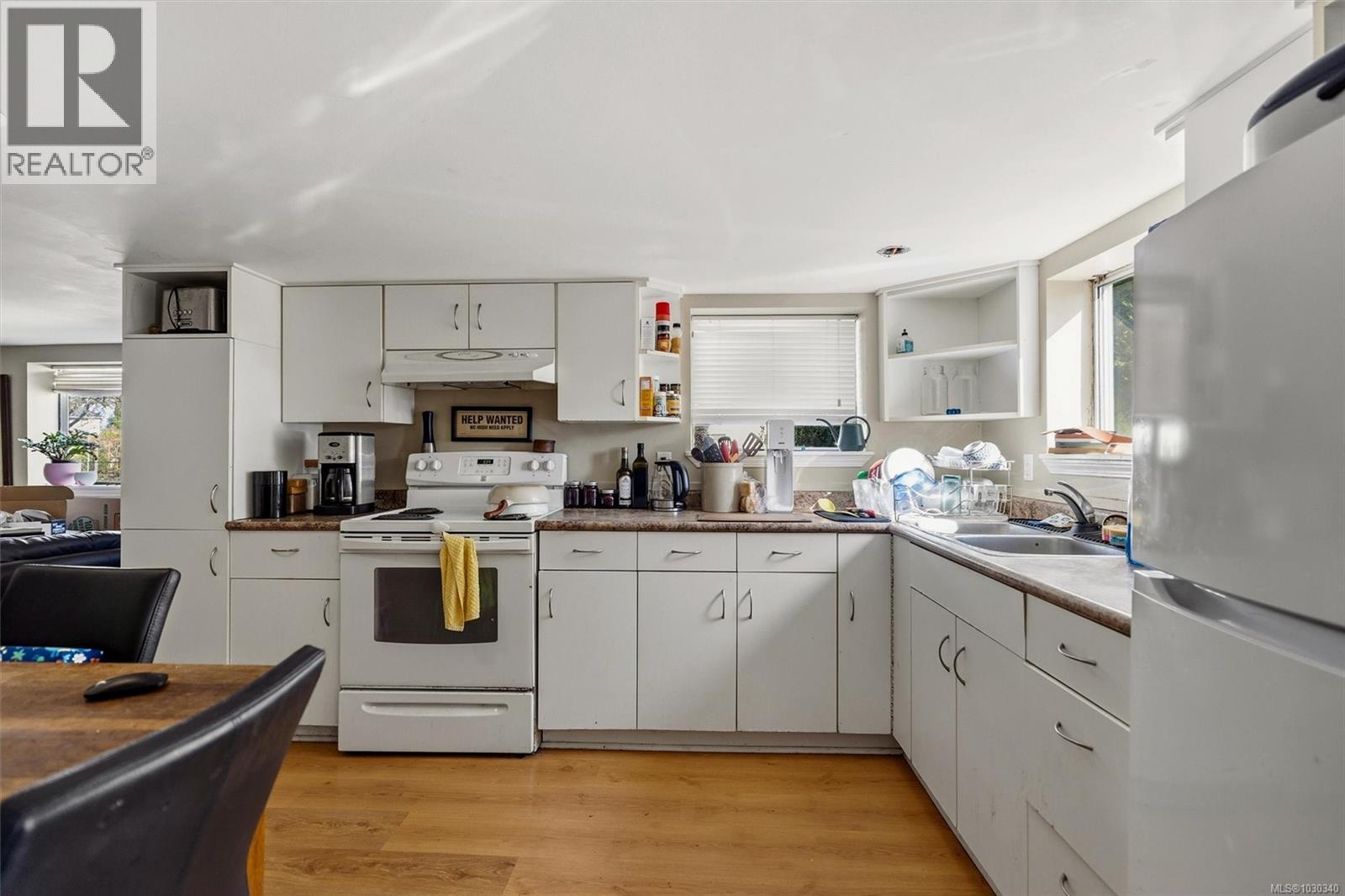 989 DUNSMUIR RD - 25