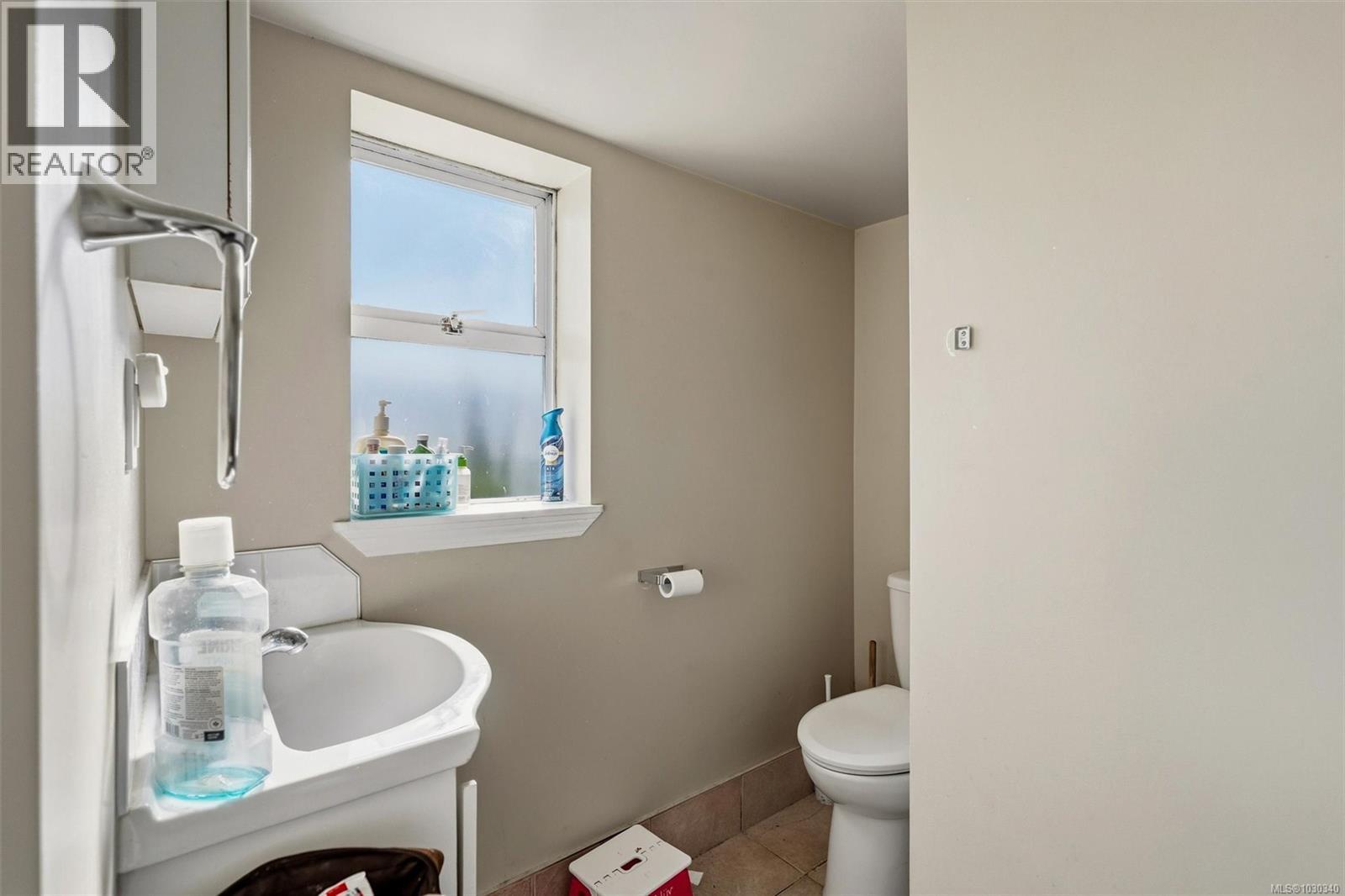 989 DUNSMUIR RD - 31