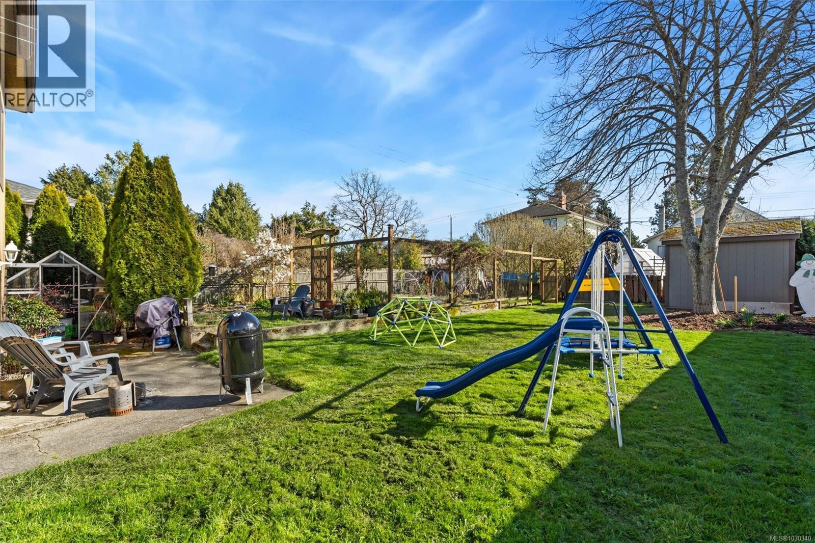 989 DUNSMUIR RD - 33