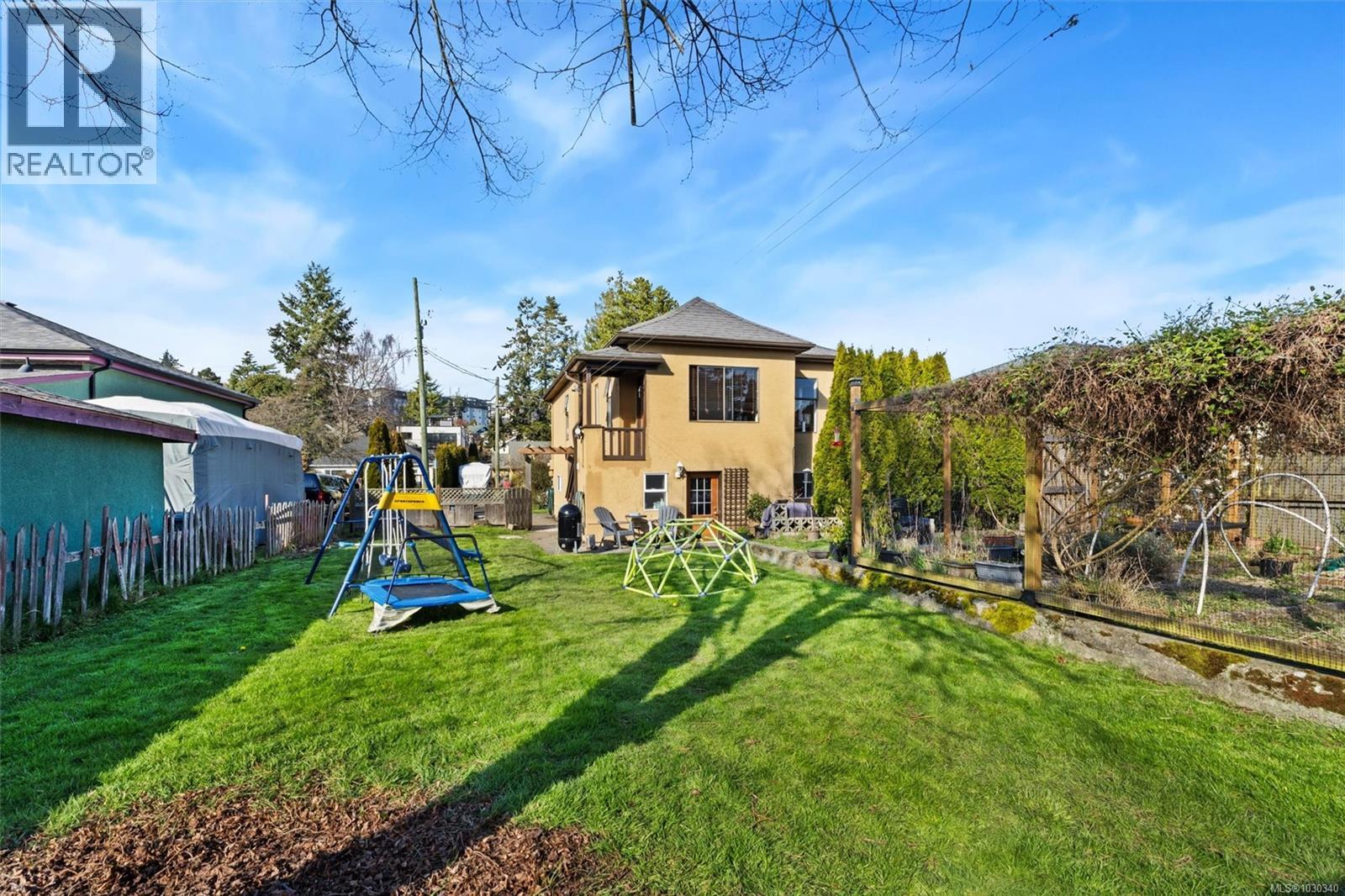 989 DUNSMUIR RD - 34