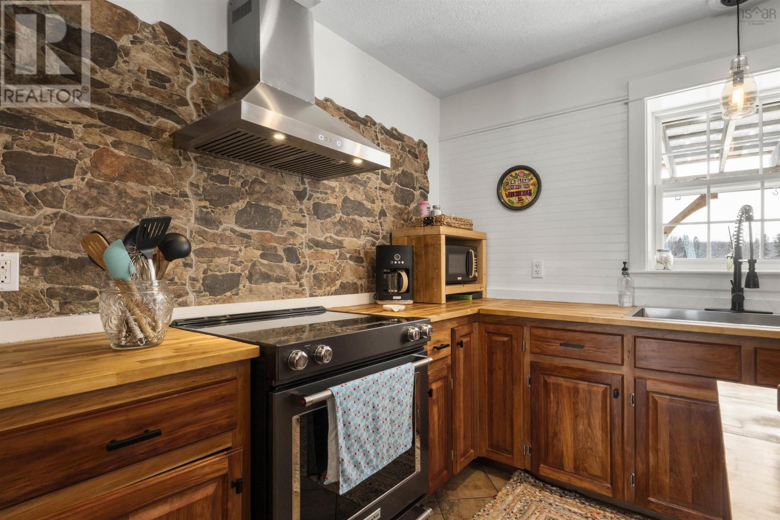 Property 18 of 49 of 10928 Highway 1