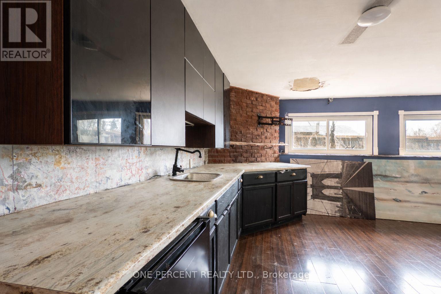 100 MONTROSE ROAD - 16