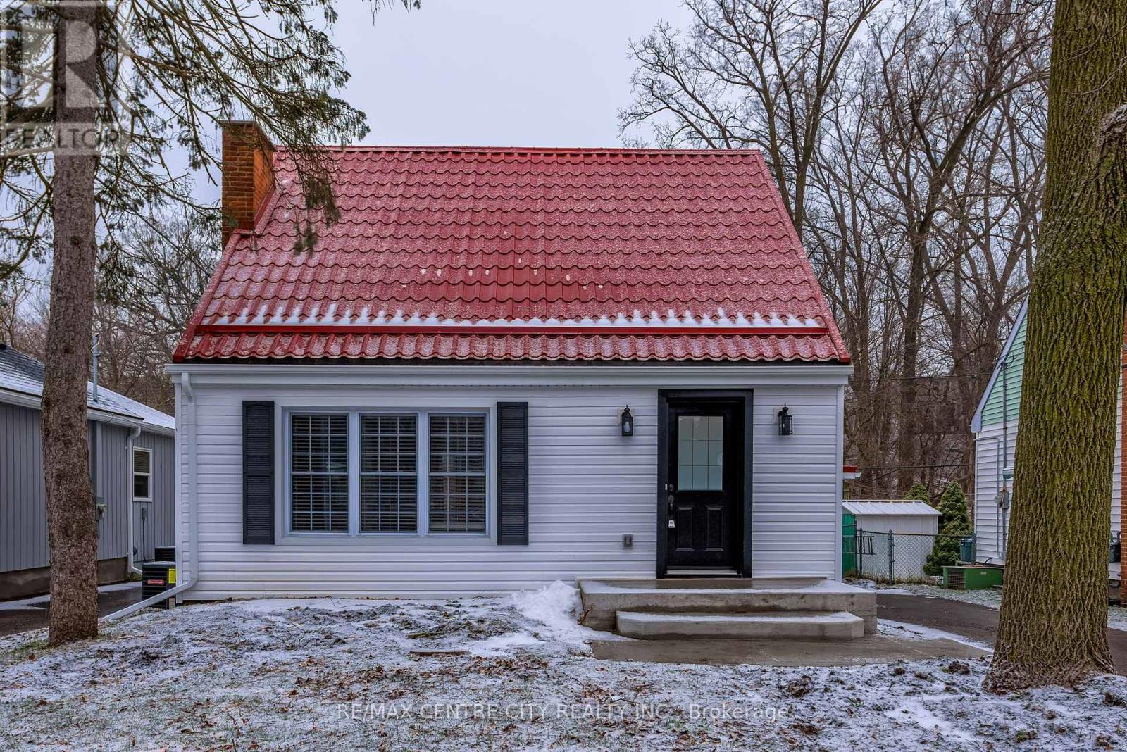 224 RATHOWEN STREET Property Photo