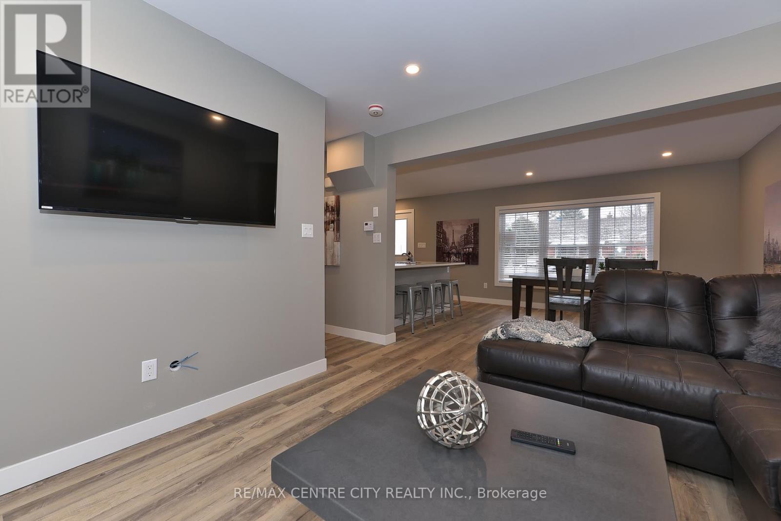 224 RATHOWEN STREET Property Photo