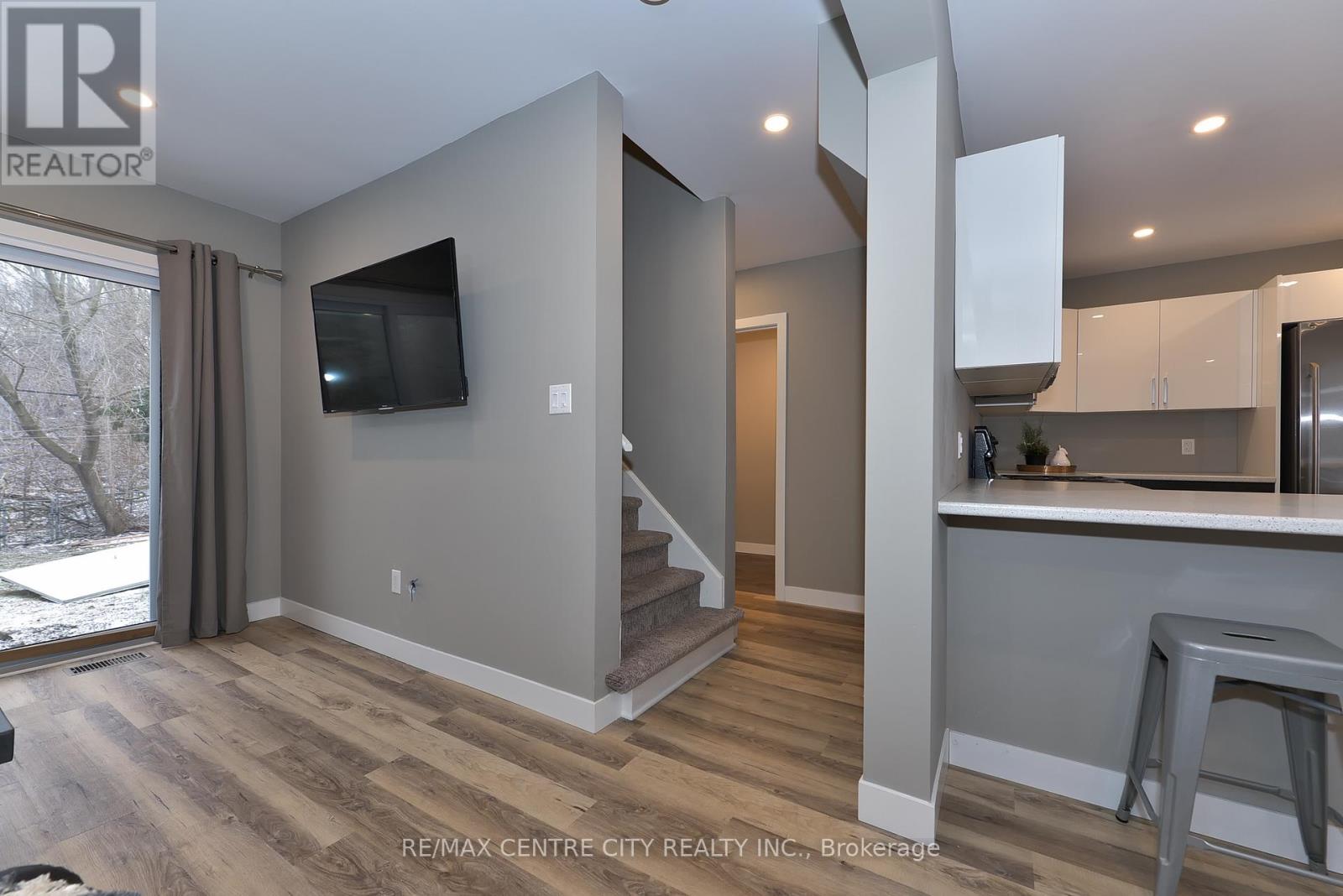 224 RATHOWEN STREET Property Photo