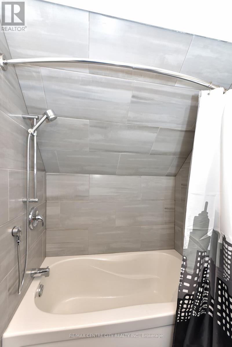 224 RATHOWEN STREET Property Photo