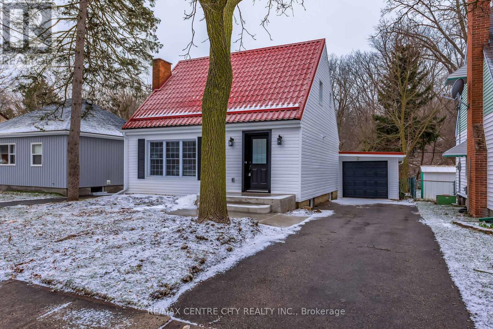 224 RATHOWEN STREET Property Photo