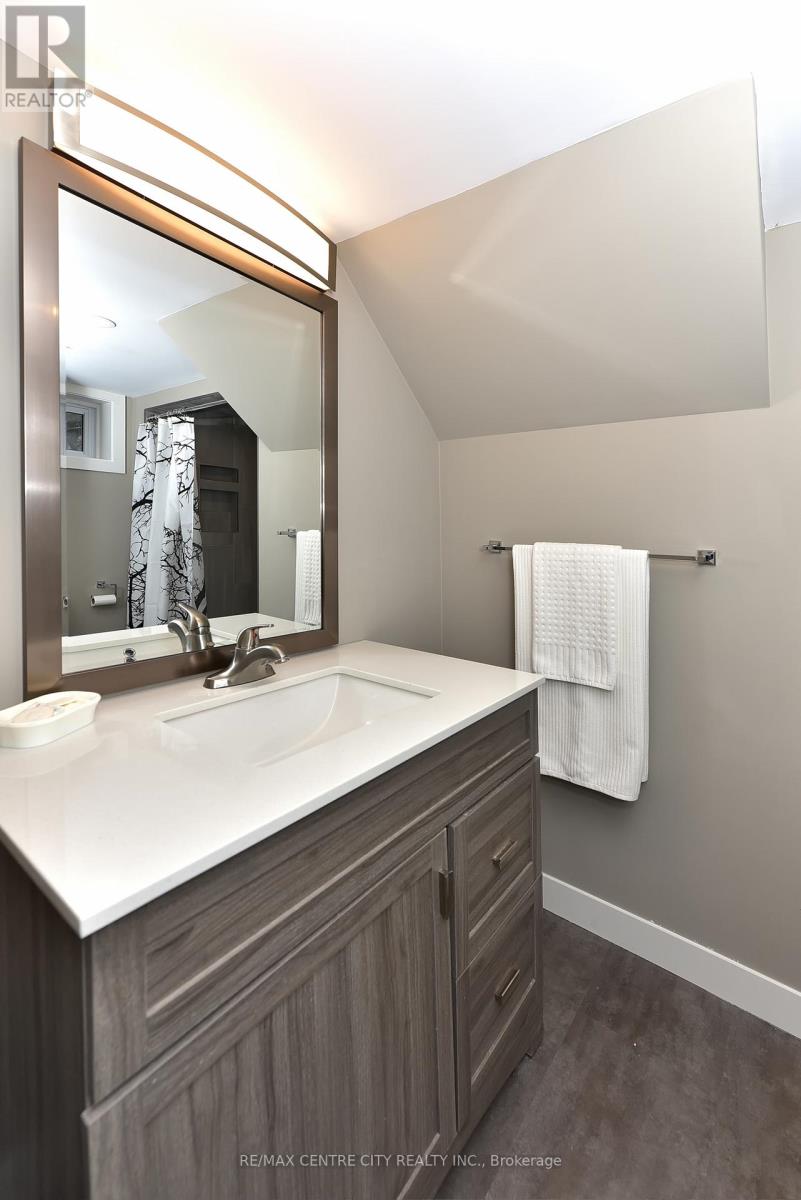 224 RATHOWEN STREET Property Photo