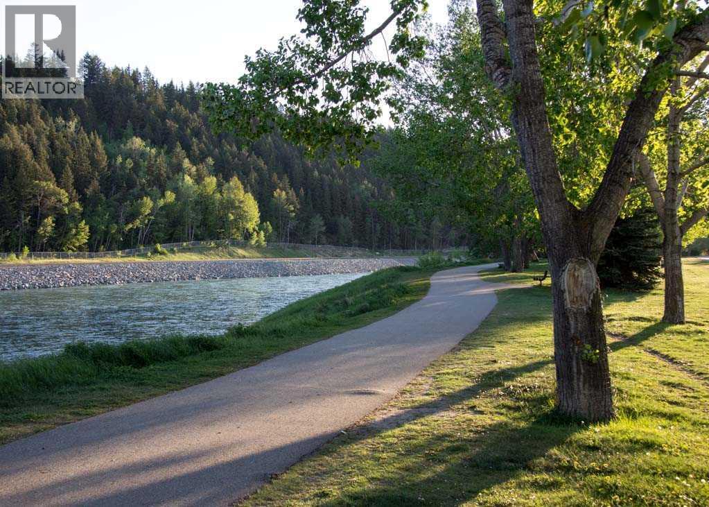 Single Family House 4 Level for Sale in  Point Mckay Gardens NW Point McKay Calgary 