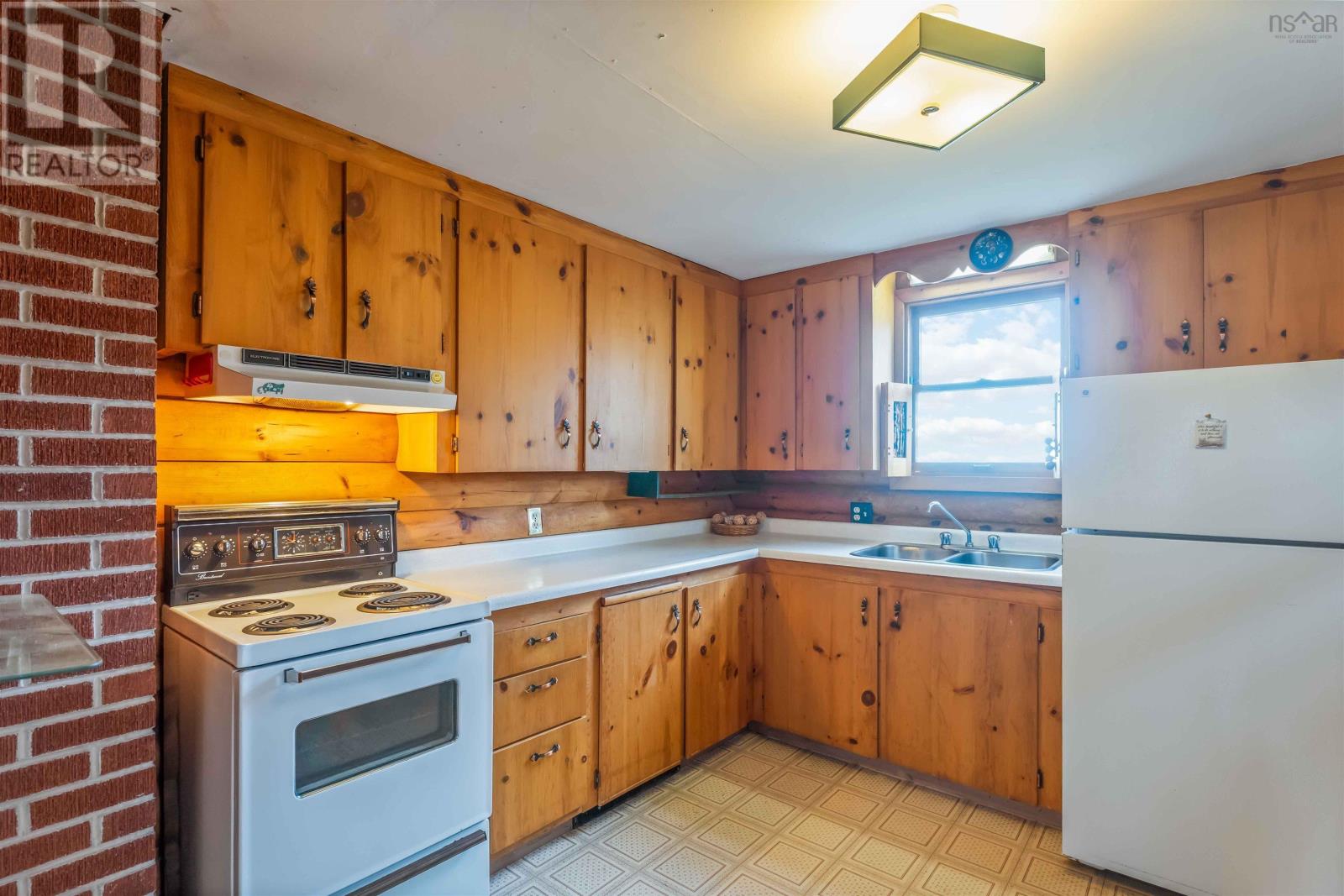 Property 38 of 45 of 4805 Shore Road W