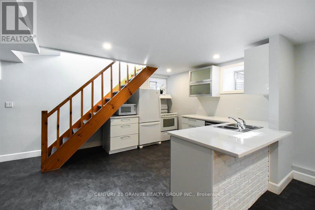 194 Hastings Street North — photo 30