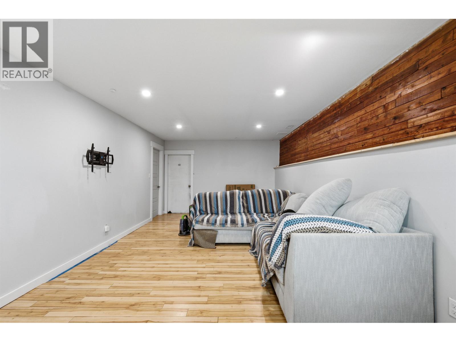 411 RICHARD STREET - 16