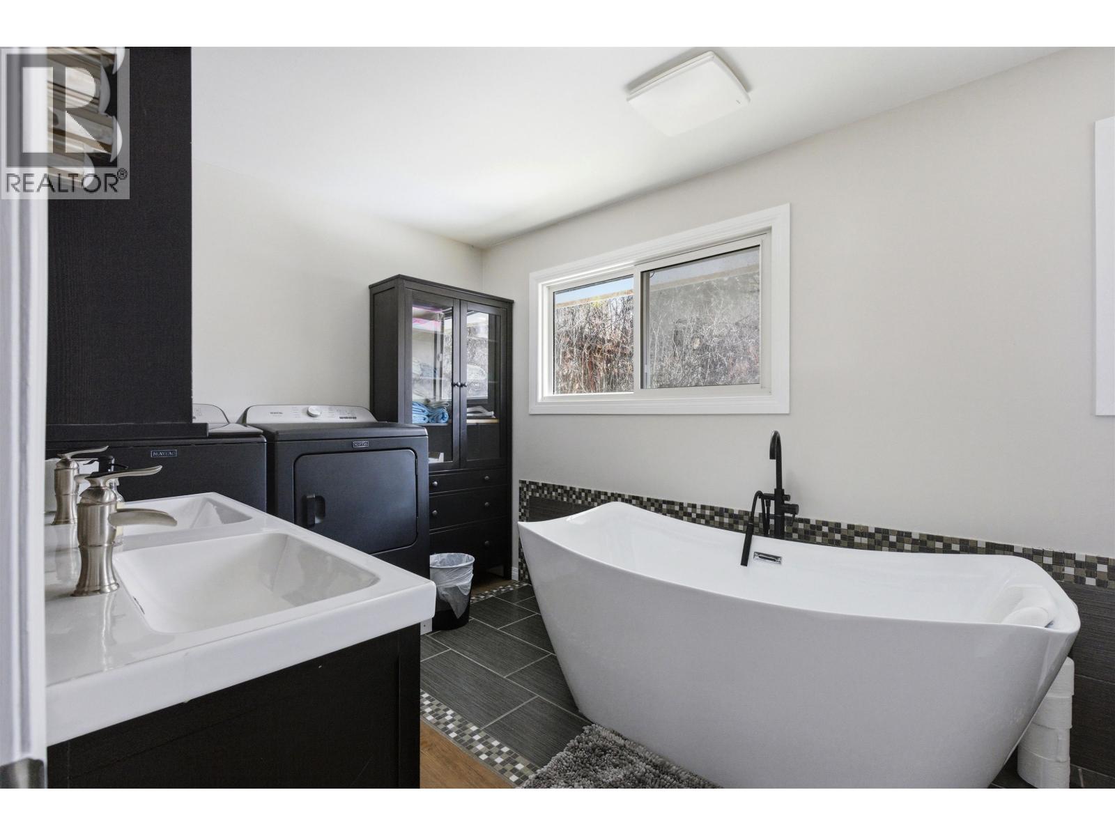 411 RICHARD STREET - 8