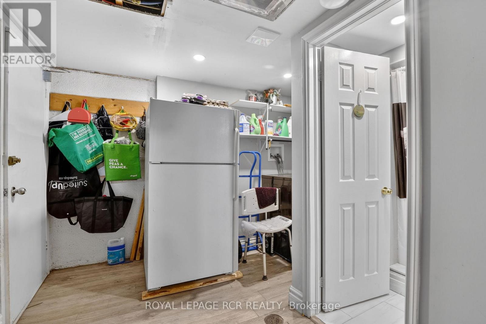 #12 2825 GANANOQUE DRIVE - 33