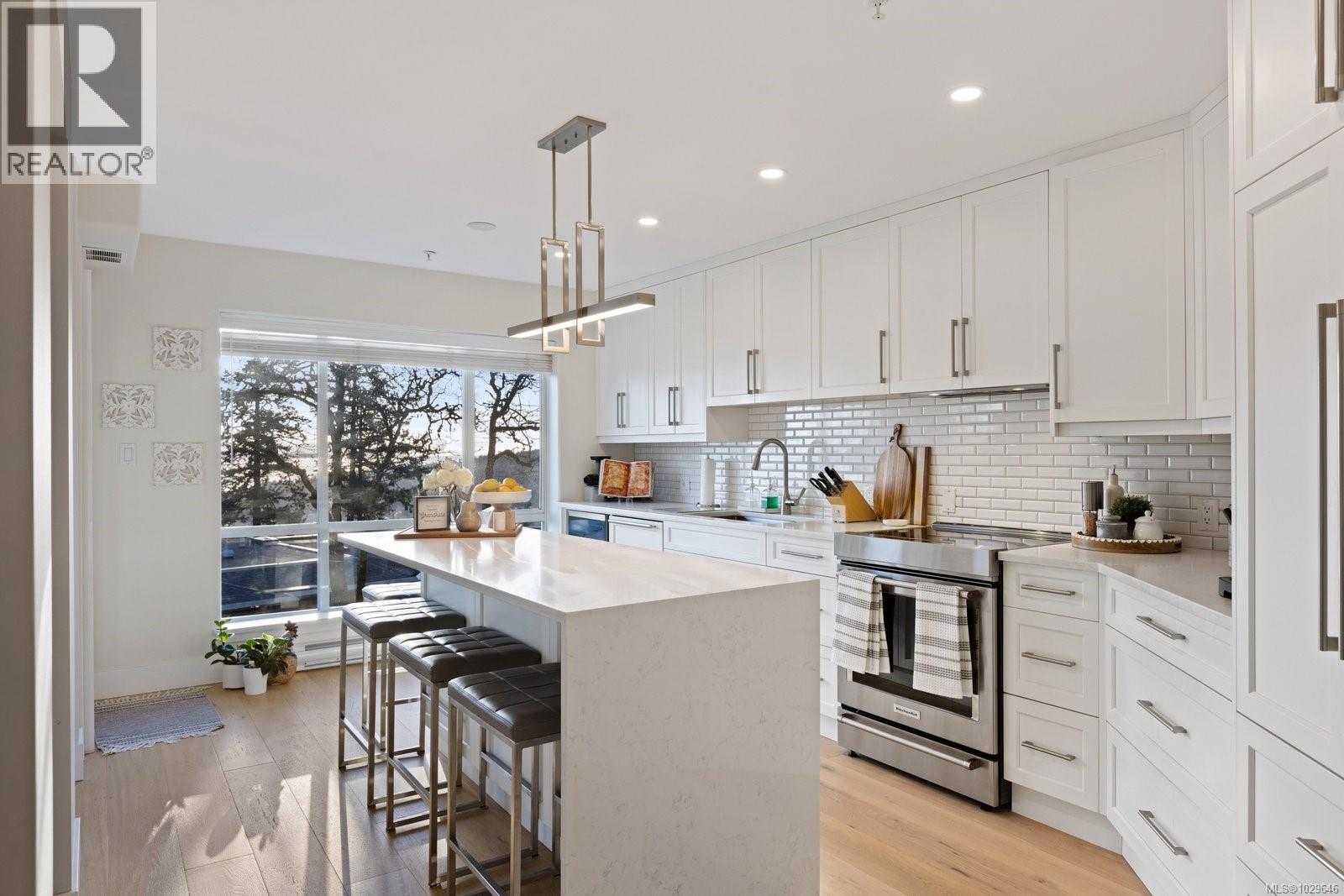 406 940 Boulderwood Rise, Saanich