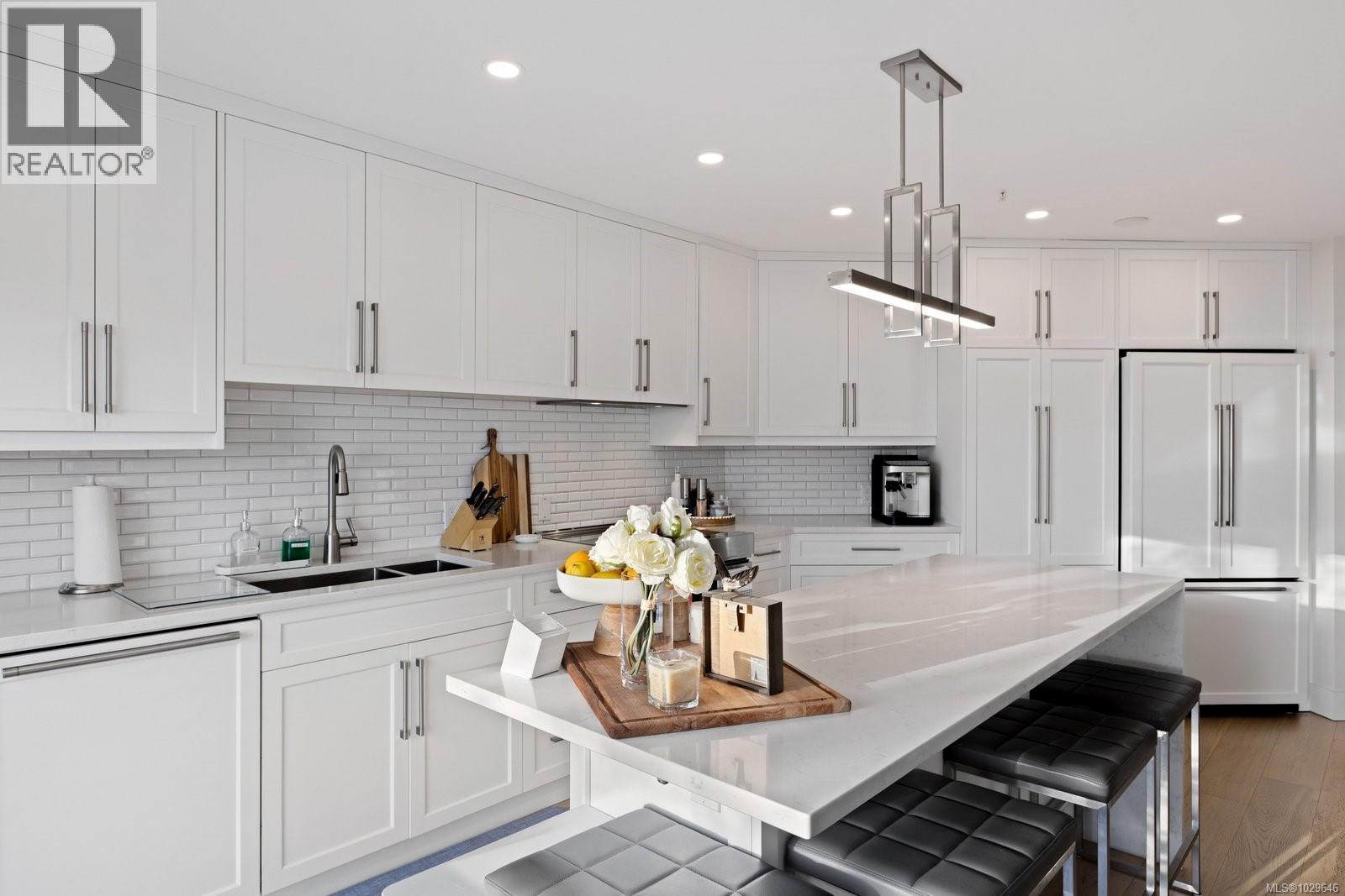 406 940 Boulderwood Rise, Saanich