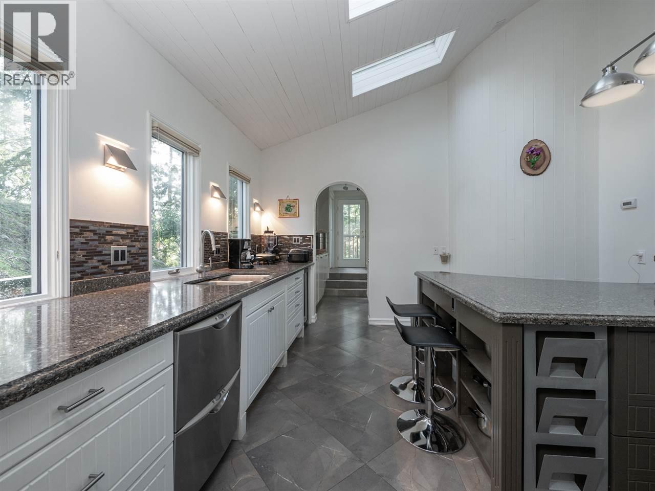 313 SKYLINE DRIVE, Gibsons