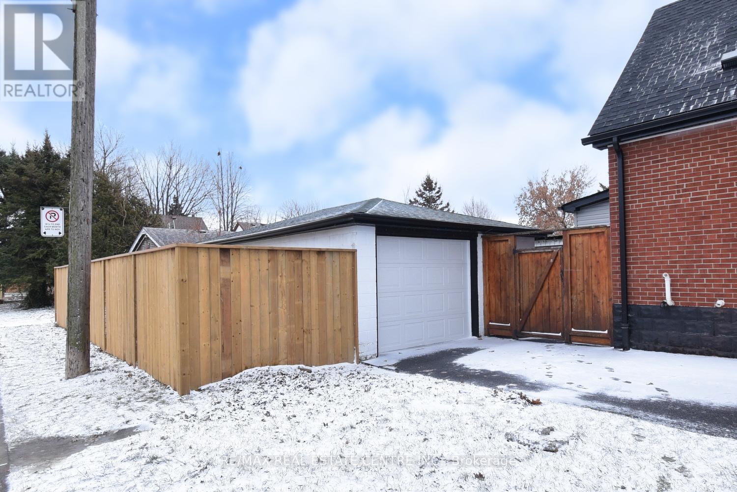215 WALTER AVENUE S - 24