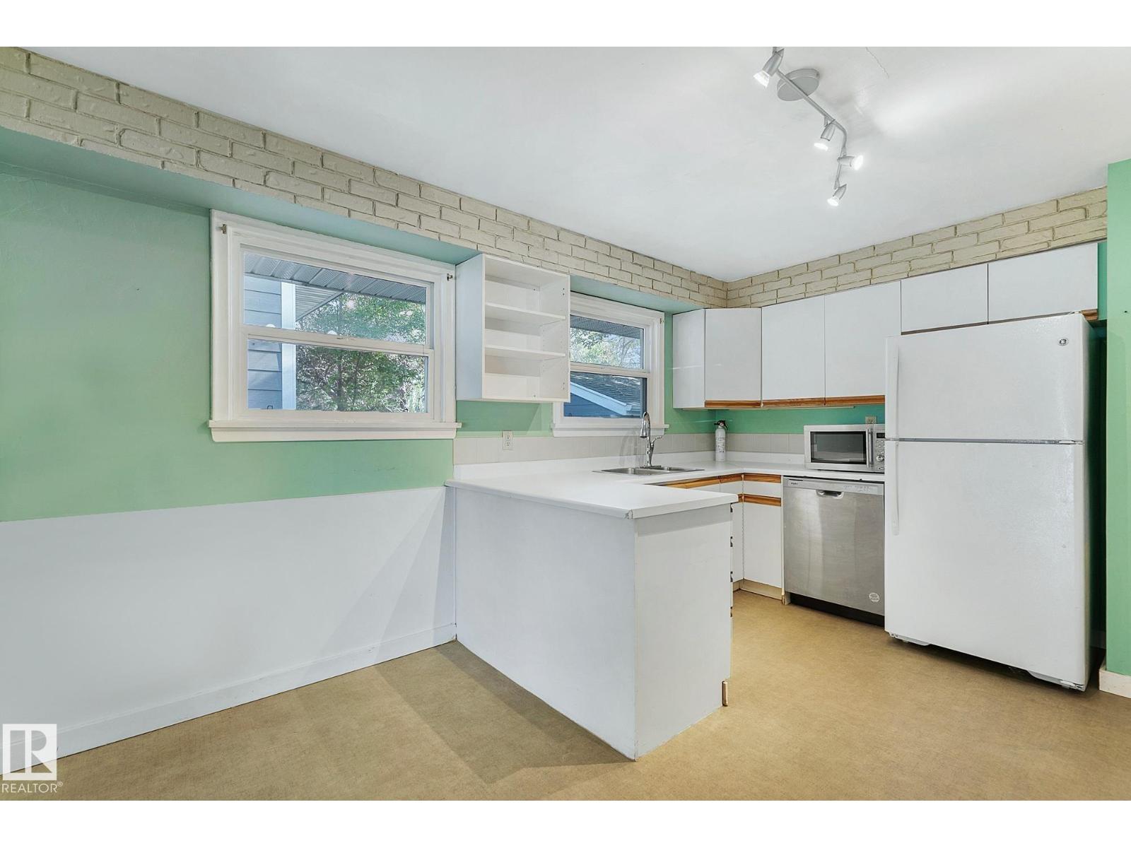 13915 102 AV NW, Edmonton