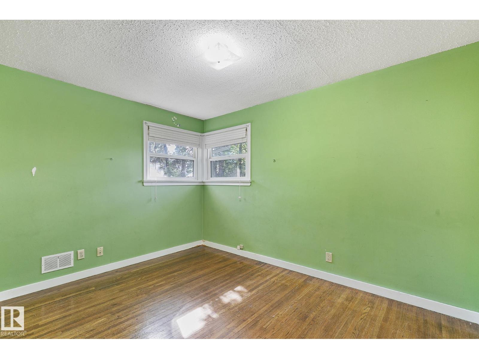 13915 102 AV NW, Edmonton