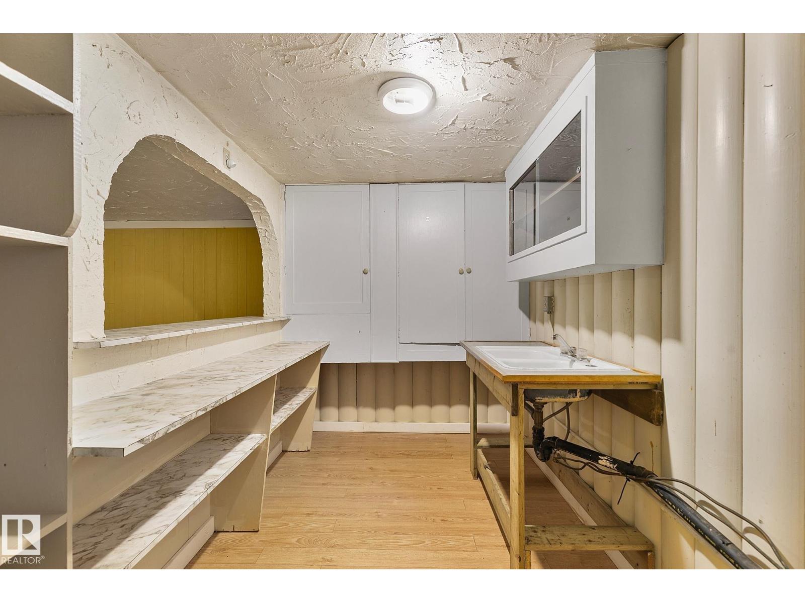 13915 102 AV NW, Edmonton