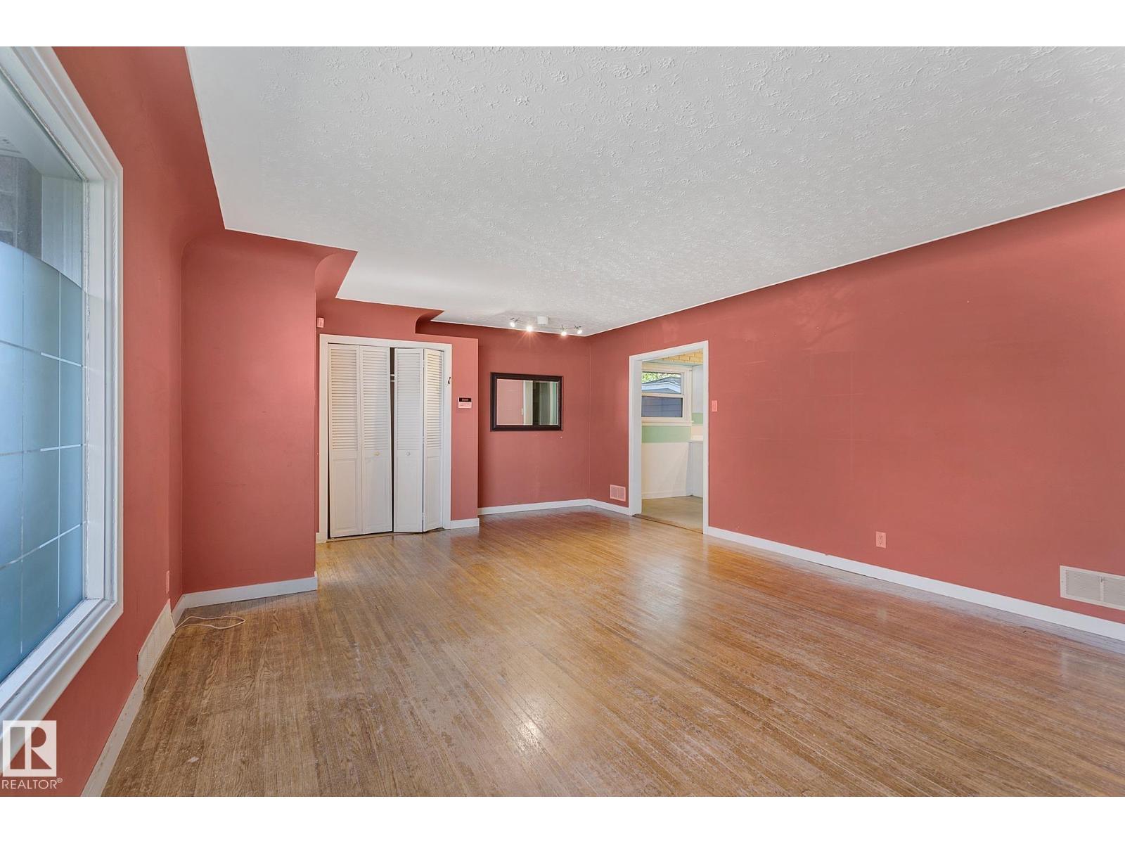 13915 102 AV NW, Edmonton