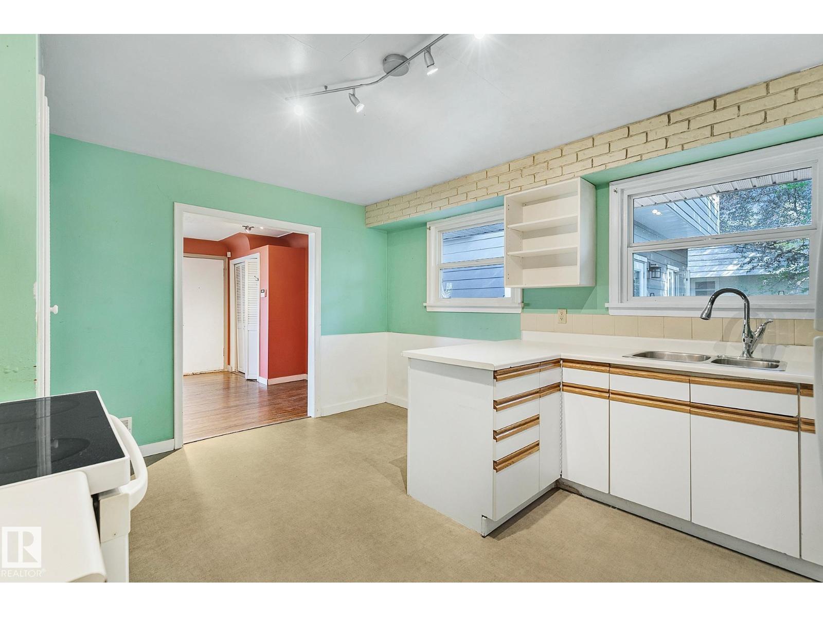 13915 102 AV NW, Edmonton