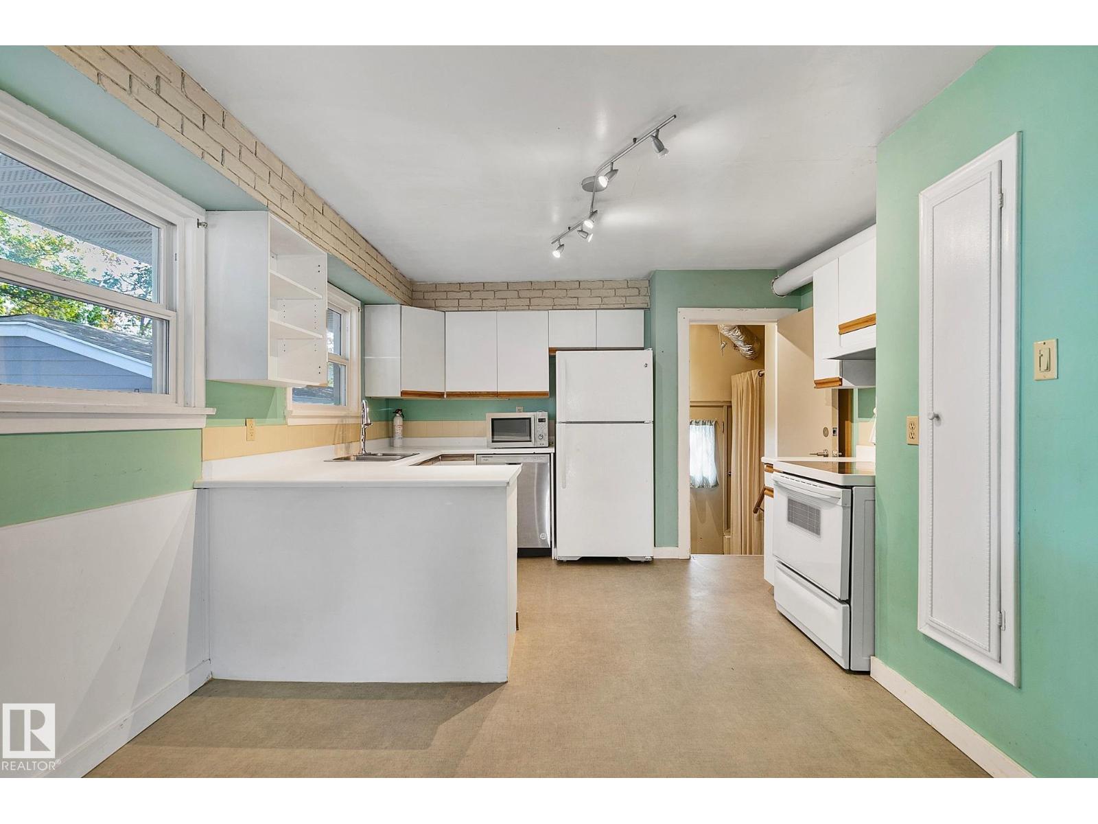 13915 102 AV NW, Edmonton