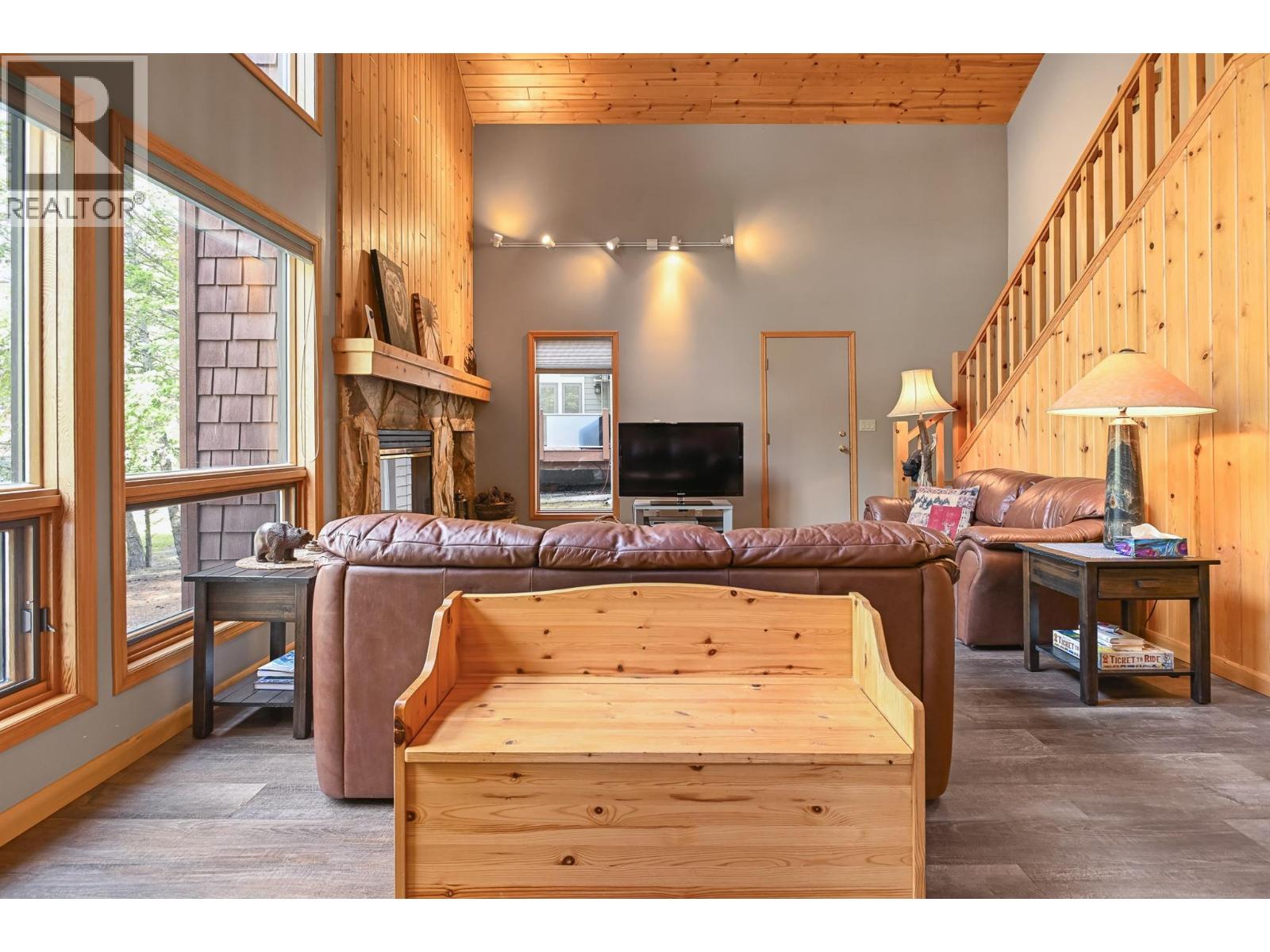  4856 Ridge Crescent, Windermere