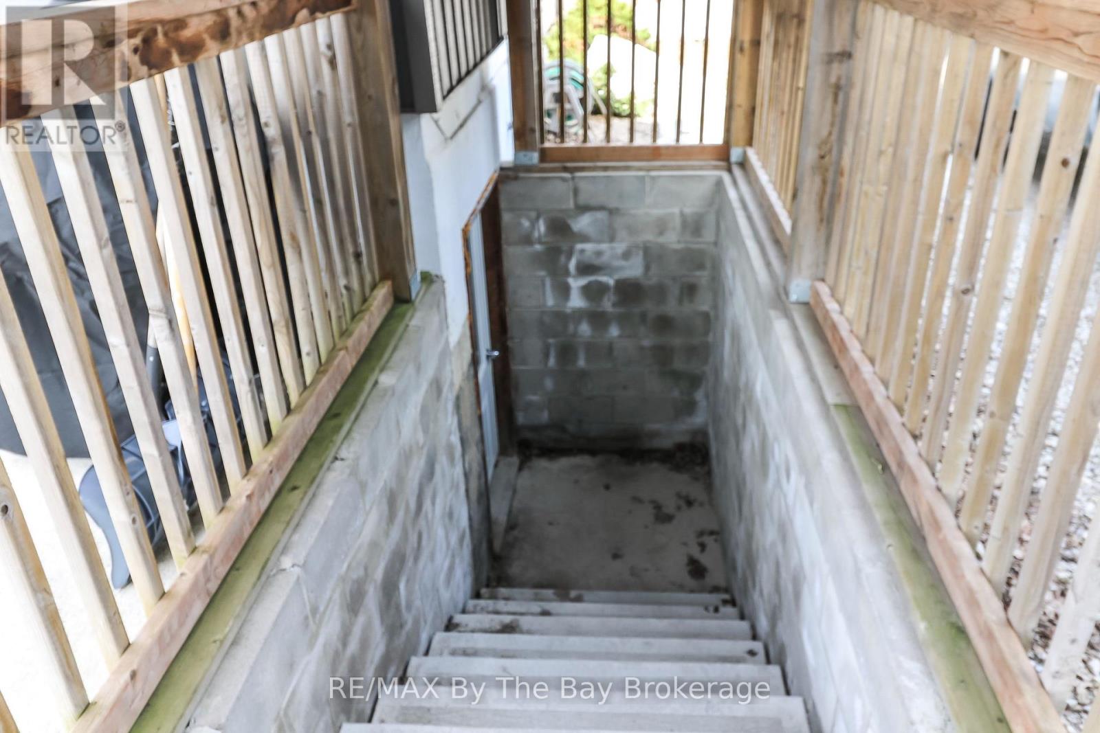 2533 FLOS 3 ROAD W - 34