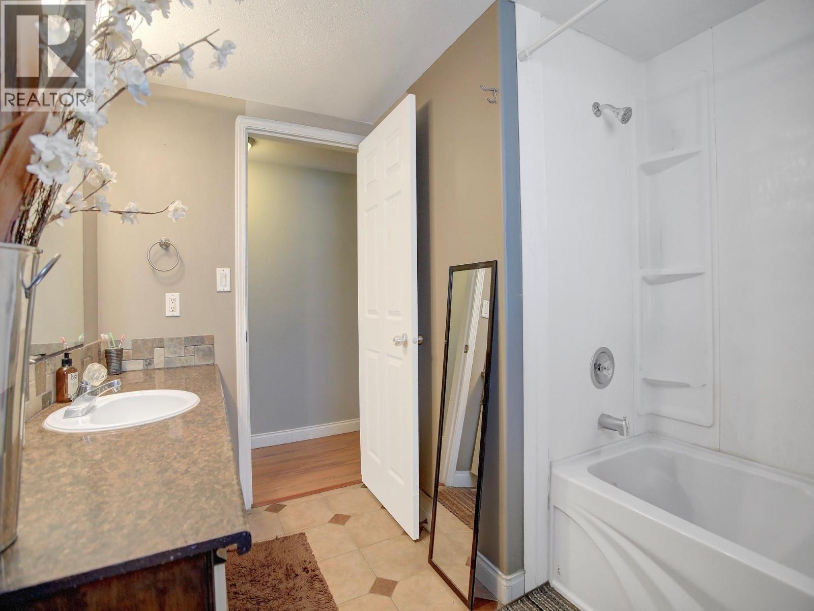 850 Hollywood Road N, Kelowna