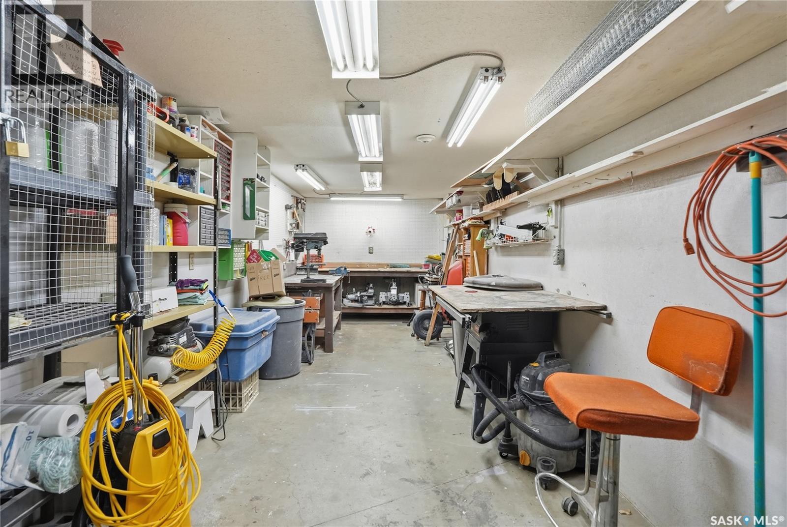 #206 3130 LOUISE STREET - 45