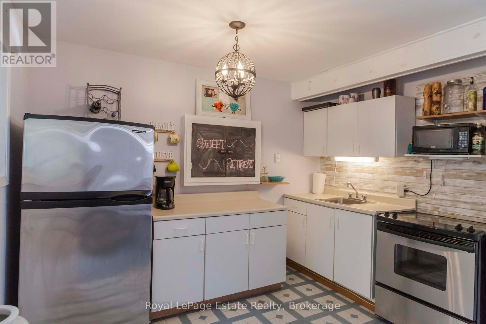 49 THOMPSON AVENUE — photo 23