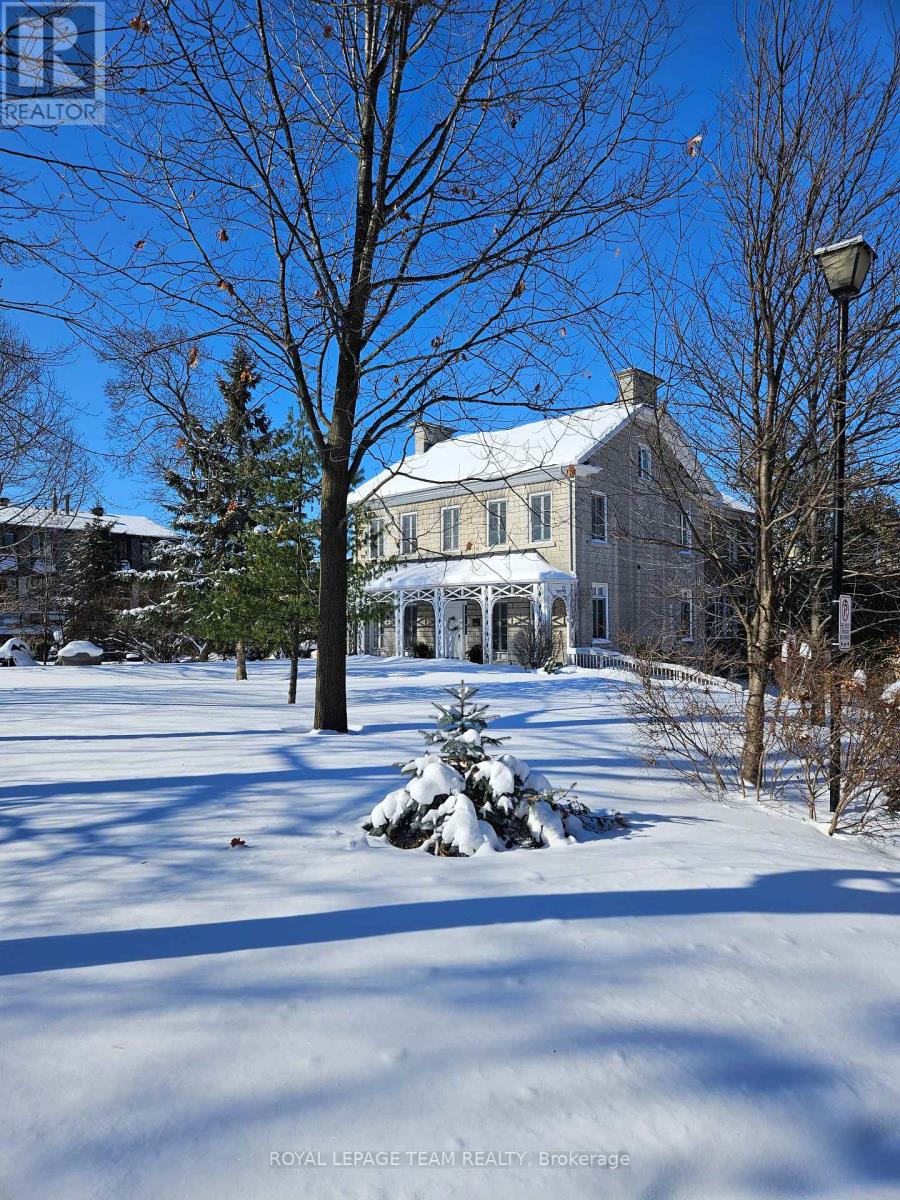 Postcard perfect! Unit 6 635 Richmond Rd.