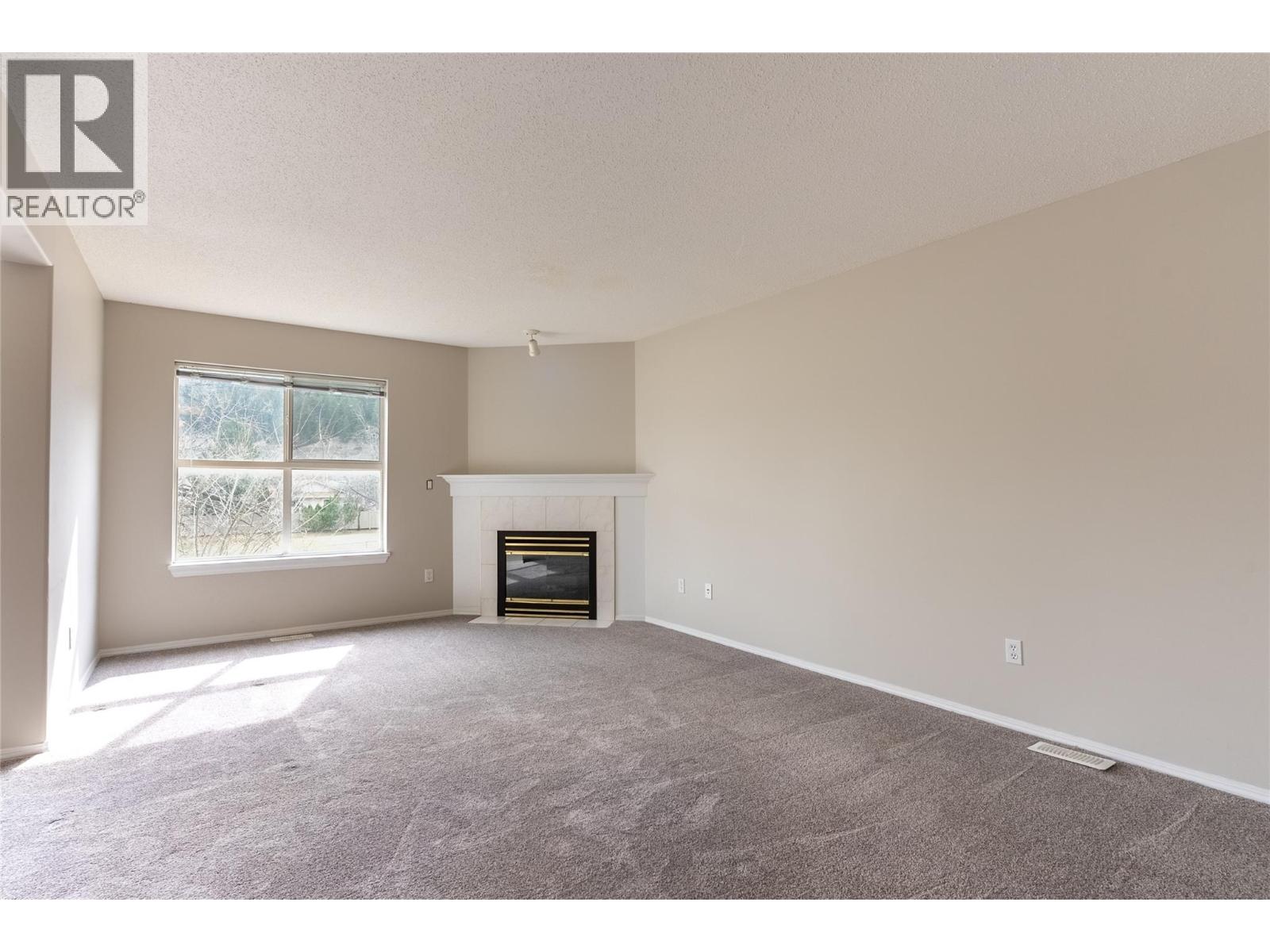 #83 1920 HUGH ALLAN DRIVE - 9